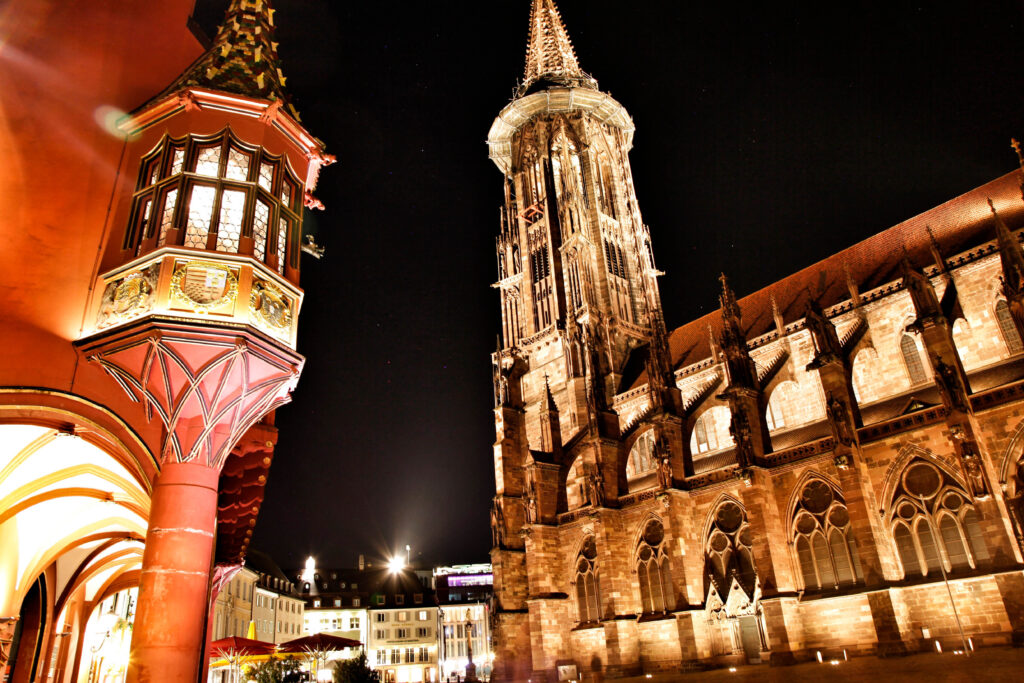 Nackedei auf dem Dach: Freiburger Münster